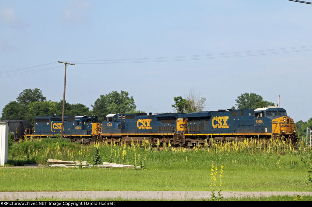 CSX 5205 leads train Q439-25 towards the yard